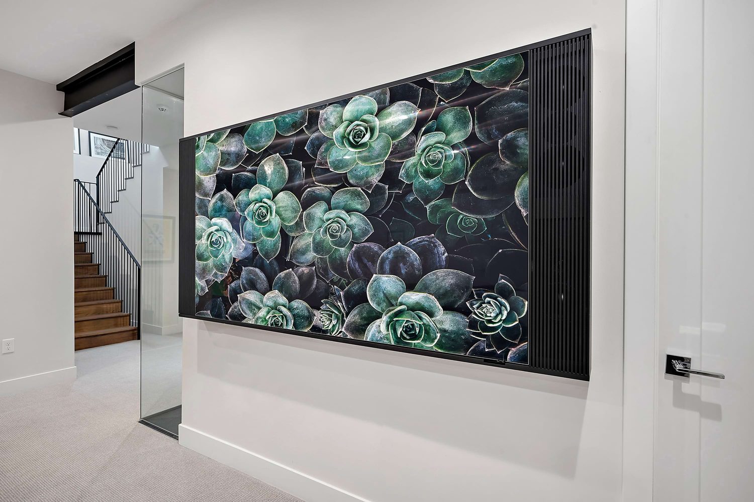 Leon Edge Media Frame with side soundbars